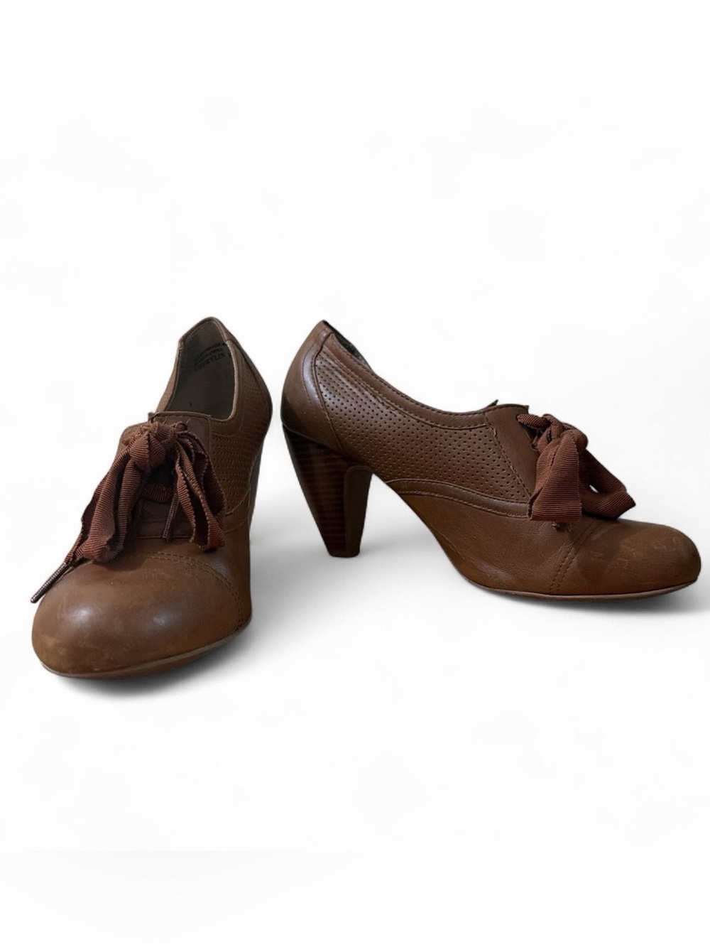 Crown Vintage Brown Lace-Up Heeled Oxfords